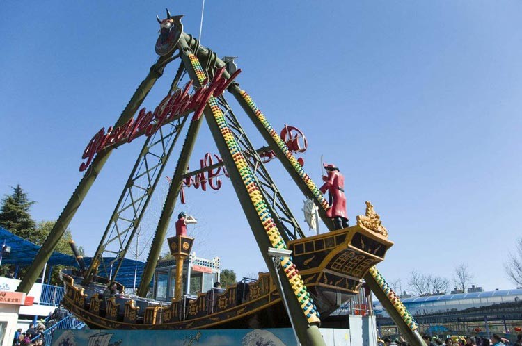 新疆游乐场海盗船